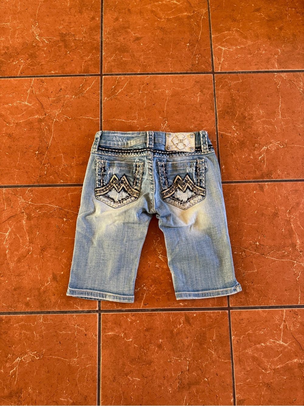 Miss Me Women’s/Juniors Size 24 Distressed Capri Jeans Embellished Pockets